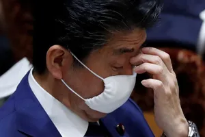 COVID-19 Nhật: Phát 2 khẩu trang vải cho mỗi hộ gia đình