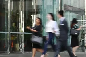 Nhân viên văn phòng tại tòa nhà Raffles Place ở Singapore. Ảnh: CNA