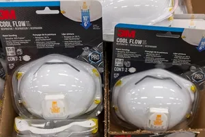 Khẩu trang lọc bụi mịn 3M N95 được bày bán tại một cửa hàng ở East Palo Alto, California. Ảnh: GETTY