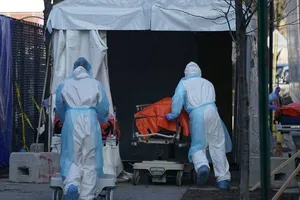 Di chuyển thi thể người chết vì COVID-19 ở Mỹ vào nhà xác Ảnh: AP 