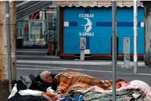 Người vô gia cư ở Ý nằm ngủ ở trên đường phố Naples (Ý). Ảnh: REUTERS