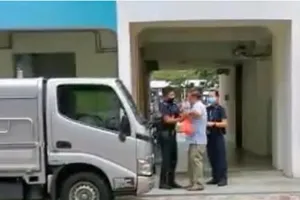 Ảnh cắt từ đoạn video cho thấy hai sĩ quan cảnh sát bắt giữ người đàn ông. Ảnh cắt từ video