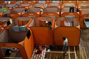 Những người vô gia cư nghỉ ngơi tại một nơi trú ẩn tạm thời được chính quyền sắp xếp tại Kuala Lumpur, Malaysia. Ảnh: REUTERS