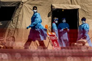 Các nhân viên y tế đang làm việc tại một điểm xét nghiệm COVID-19 ở khu vực Landover, bang Maryland. Ảnh: AP