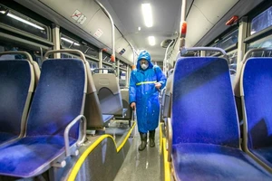 Một nhân viên khử trùng chiếc xe buýt ở thủ đô Tbilisi, Georgia. Ảnh: GETTY IMAGES