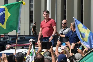 Tổng thống Brazil Jair Bolsonaro cùng một nhóm người biểu tình trước tổng hành dinh quân đội Brazil ở thủ đô Brasilia. Ảnh: AFP