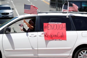 Người biểu tình ở thành phố Los Angeles đòi chính quyền bang California nới lỏng các lệnh cấm. Ảnh: REUTERS