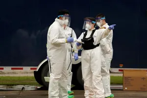 Các vệ sĩ quốc gia bang Oklahoma (Mỹ) nhận nhiệm vụ khử trùng tại một cơ sở chăm sóc tại thành phố McAlester. Ảnh: REUTERS