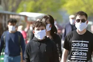 Du khách mang khẩu trang trên đường phố Dresden, Đức. Ảnh: REUTERS