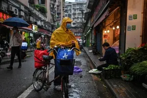 Một người đàn ông đang mua rau tại một quầy hàng ở TP Vũ Hán, tỉnh Hồ Bắc, Trung Quốc. Ảnh: REUTERS