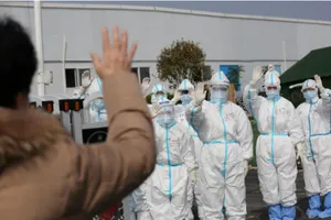 Một bệnh nhân hồi phục sau khi nhiễm COVID-19 vẫy chào các nhân viên y tế ở Vũ Hán, Trung Quốc trong ngày xuất viện. Ảnh: GETTY IMAGES