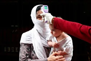 Một phụ nữ ở New Delhi, Ấn Độ được đo thân nhiệt vào ngày 20-4. Ảnh: REUTERS