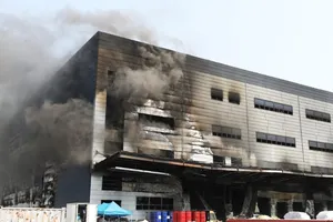 Khói đen bốc lên từ khu vực bị cháy của công trình đang xây dựng. Ảnh: YONHAP