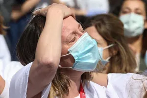 Nhân viên y tế nhẹ lòng sau khi tất cả bệnh nhân tại một bệnh viện dã chiến ở Madrid, Tây Ban Nha khỏi bệnh. Ảnh: REUTERS