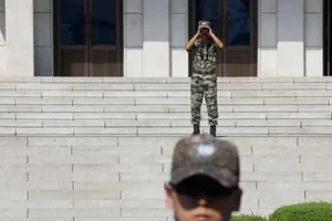 Hai người lính đứng canh gác tại làng đình chiến Bàn Môn Điếm trong khu phi quân sự ở biên giới liên Triều. Ảnh: REUTERS