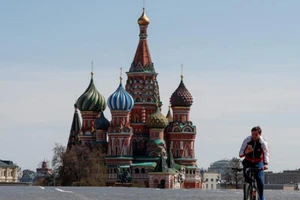 Một người đạp xe ở Quảng trường đỏ vắng người, khi dịch COVID-19 đang bùng phát ở Nga. Ảnh: REUTERS