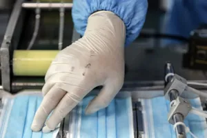 Khẩu trang y tế được sản xuất tại một nhà máy ở Bắc Kinh, Trung Quốc. Ảnh: EPA