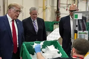 Ông Trump thăm nhà máy sản xuất khẩu trang Honeywell ở thành phố Phoenix, bang Arizona. Ảnh: AP