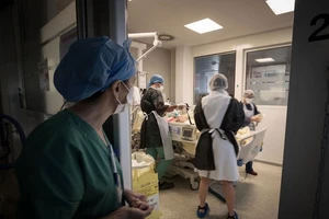 Các y tá đang chăm sóc bệnh nhân COVID-19 tại Bệnh viện Lariboisiere ở Paris, Pháp. Ảnh: AFP