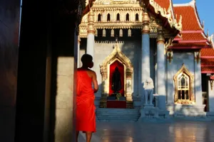 Một thầy tu mang khẩu trang tại một ngôi chùa vắng vẻ do dịch COVID-19 ở Bangkok (Thái Lan). Ảnh: REUTERS