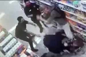 Một trong hai người tấn công một nhân viên bảo vệ và làm người này gãy tay. Ảnh cắt từ video