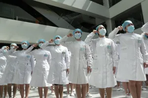 Y tá ở thành phố Vũ Hán, Trung Quốc tham dự một sự kiện chào mừng ngày Quốc tế Điều dưỡng 12-5. Ảnh: REUTERS