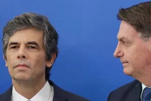 Ông Teich (trái) là Bộ trưởng Y tế thứ hai từ chức trong một tháng vì bất đồng quan điểm chống dịch COVID-19 với Tổng thống Bolsonaro (phải). Ảnh: ESTADAO