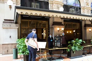 Nhà hàng ở một trung tâm mua sắm tại Milan, Ý sẽ mở cửa trở lại vào ngày 16-5, với dịch vụ mua mang đi. Ảnh: GETTY IMAGES