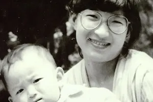 Bà Li Jingzhi cùng với con trai Mao Yin trong một bức ảnh cũ. Ảnh: SCMP