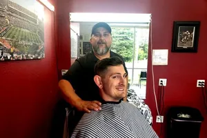 hợ cắt tóc Wes Heryford đang cắt tóc cho J Farr. Ảnh: LOS ANGELES TIMES