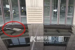 Cây dao rơi ra ngoài cửa sổ trúng vào trần xe Land Rover. Ảnh: SHANGHAIIST