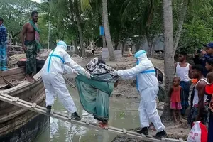 Chính quyền di tản người dân ở làng Dhalchar khỏi đảo Bhola của Bangladesh để tránh bão. Ảnh: AFP