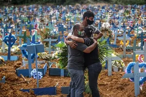 Một nhóm người đau xót sau khi an táng một loạt nạn nhân COVID-19 taiji nghĩa trang Taruma ở Manaus, Brazil, vào ngày 19-5. Ảnh: ANDRE COELHO/ GETTY IMAGES