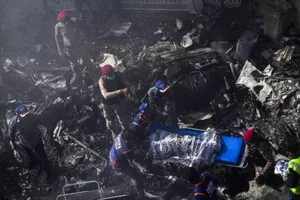 Đội cứu hộ đưa thi thể các nạn nhân ra khỏi hiện trường tai nạn. Ảnh: AFP