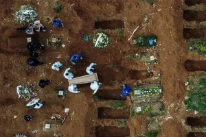 Một nạn nhân COVID-19 đang được chôn cất tại Nghĩa trang Vila Formosa, nằm ở ngoại ô TP Sao Paulo, Brazil. Ảnh: AFP