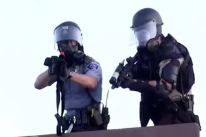 Cảnh sát Mỹ chỉa súng bắn cao su vào phóng viên Reuters TV khi đang tác nghiệp tại cuộc bạo loạn ở TP Minneapolis. Ảnh: REUTERS