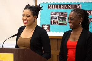 Cô Chiara de Blasio đứng cạnh mẹ là bà Chirlane McCray trong một sự kiện năm 2015.