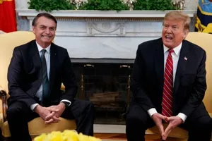 Tổng thống Donald Trump nói chuyện với Tổng thống Jair Bolsonaro trong cuộc gặp ở Nhà Trắng vào ngày 19-3-2019. Ảnh: AP