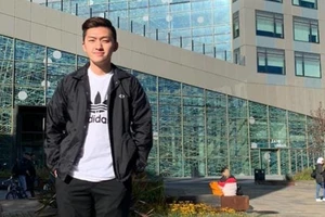 Daviest Ong chụp hình bên ngoài trường Đại học Newcastle ở Anh. Ảnh:DAVIEST ONG/CNA