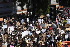 Sinh viên biểu tình trong khuôn viên ĐH California ở TP Los Angeles ngày 4-6. Ảnh: USA TODAY