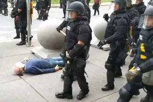 Những sĩ quan cảnh sát bỏ mặc ông Martin Gugino dù đầu ông đã bị chảy máu. Ảnh cắt từ video