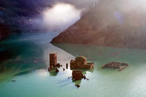 Ngôi làng Fabbriche di Careggine tuyệt đẹp trong một lần trồi lên mặt nước. Ảnh: CNN