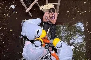 Anh Jacob Roberts đang được các nhân viên cứu hộ sơ cứu trước khi mang lên khỏi giếng. Ảnh: BADUNG POLICE/AFP/BANGKOK POST