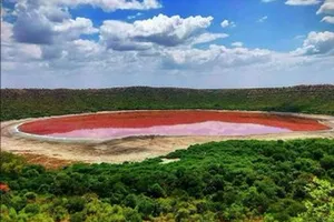 Hồ nước hơn 50 nghìn tuổi bỗng dưng đổi màu hồng. Ảnh: TWITTER/DECCANHERALD. Ảnh: TWITTER/DECCANHERALD