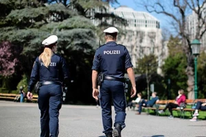 Cảnh sát Áo đang tuần tra tại một công viên. Ảnh: MIRROR/STOCK IMAGE