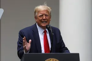 Ông Trump đang tìm cách tập trung vào việc khôi phục nền kinh tế và nhập cư trước cuộc bầu cử tháng 11 tới. Ảnh: REUTERS