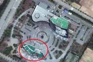 nh chụp từ vệ tinh cho thấy tòa nhà văn phòng liên lạc chung liên Triều (khoanh đỏ) sau khi bị phá hủy. Ảnh: REUTERS