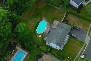 Hồ bơi trong sân nhà, nơi ba thành viên gia đình chết đuối. Ảnh: WPVI