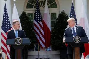 Tổng thống Mỹ Donald Trump tổ chức một cuộc họp báo chung với Tổng thống Ba Lan Andrzej Duda tại Vườn hồng, Nhà Trắng vào ngày 24-6. Ảnh: REUTERS 