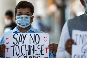 Người Ấn Độ cầm biểu ngữ “Nói không với hàng Trung Quốc” tại chợ ở thủ đô New Delhi ngày 17-6. Ảnh: AFP